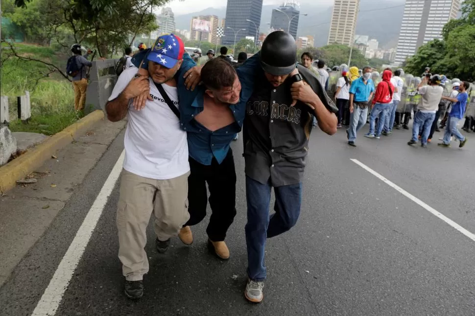 VIOLENCIA. Reprimen a manifestantes que exigen una consulta popular. reuters
