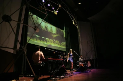 Ensamble de danza, música y dibujos