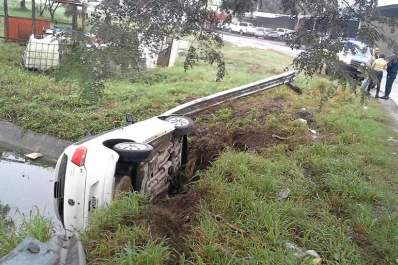 Un automovilista se durmió y pasó de largo hacia un canal