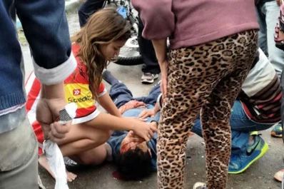 Choque entre una moto y un auto en Alsina y Frías Silva