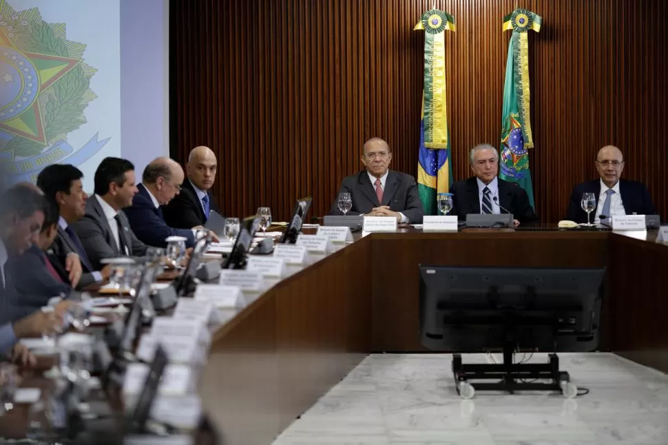 PRIORIDAD. Temer encabezó la primera reunión de Gabinete, donde habló de privilegiar el equilibrio fiscal. Reuters