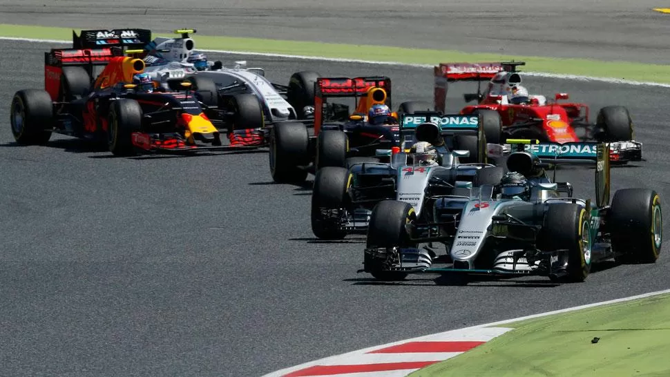 UN DESASTRE. Hamilton atacó a Rosberg, que se cerró y terminó arruinando la carrera de ambas flechas de plata. REUTERS