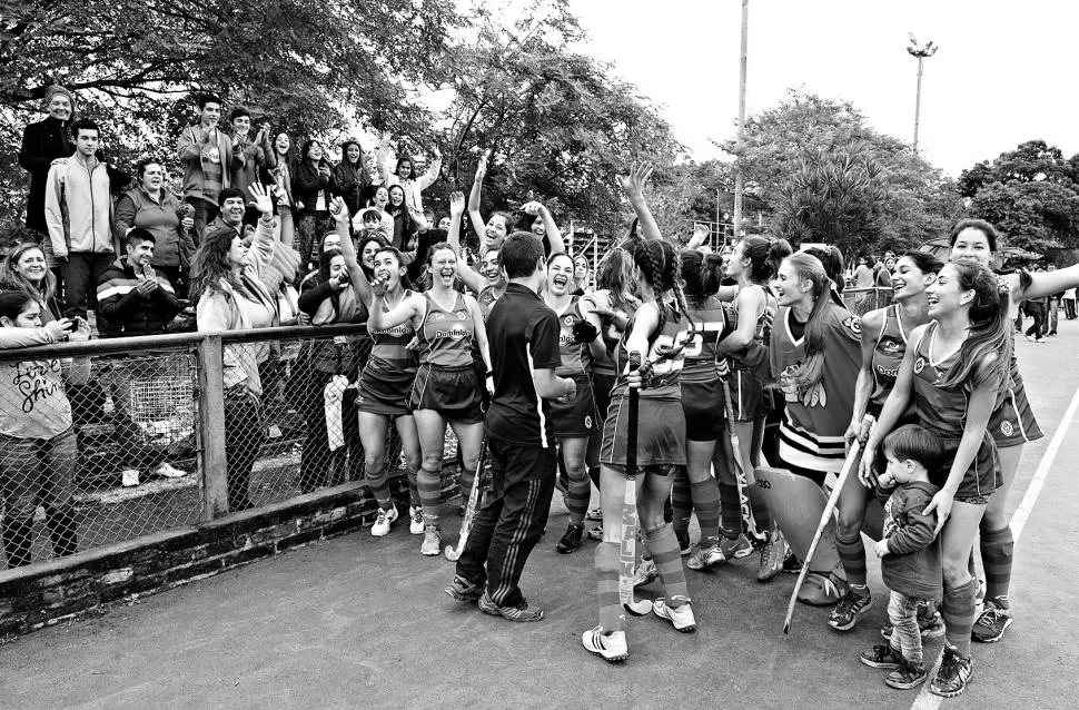 EN MARCOS PAZ. Las chicas del equipo de Concepción festejan el triunfo en la semifinal y el pase en busca del objetivo: el ascenso. la gaceta / foto de florencia zurita