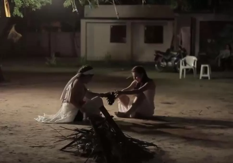 RITUAL SANTIAGUEÑO. El documental “La salamanca” registra una reunión tradicional, con música y baile. Captura de video.