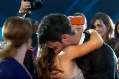 Video: el tenso saludo entre Lali Espósito y Mariano Martínez