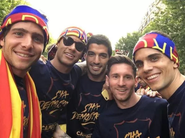 FINAL FELIZ. Sergi Roberto, Neymar, Luis Suárez, Messi y Marc Bartra festejan en las calles de Barcelona el título. twitter / fcbarcelona