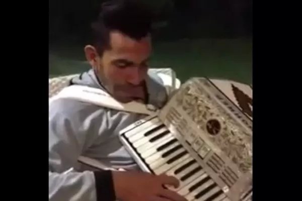 Video: Tevez demostró sus dotes musicales al ritmo de un acordeón
