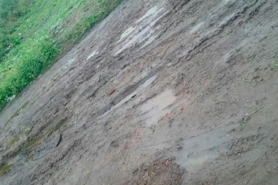 Los chicos salen en ojotas hasta la parada para ir a la escuela