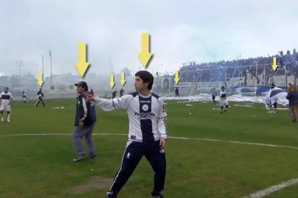 Barras amenazaron a los jugadores cuando salieron al campo para jugar una final