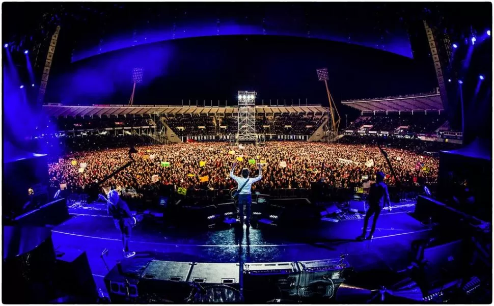 ESTADIO REPLETO. Paul McCartney actuó frente a 40.000 personas en Córdoba, en el primer show de su gira por la Argentina. Hoy y el jueves se presentará en La Plata, también a pleno. Foto de @PaulMcCartney / twitter