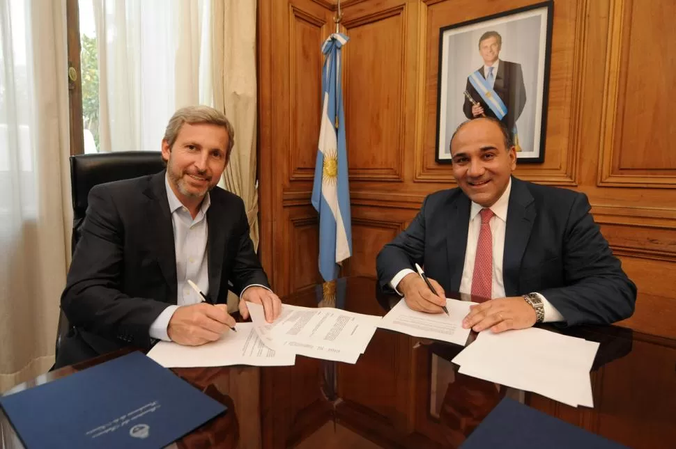 EN LA CASA ROSADA. Rogelio Frigerio y Juan Manzur firmaron ayer el convenio por la coparticipación. ministerio del interior