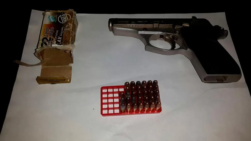 SECUESTRO. La Policía confiscó un arma calibre 22 y 33 balas. PRENSA POLICÍA