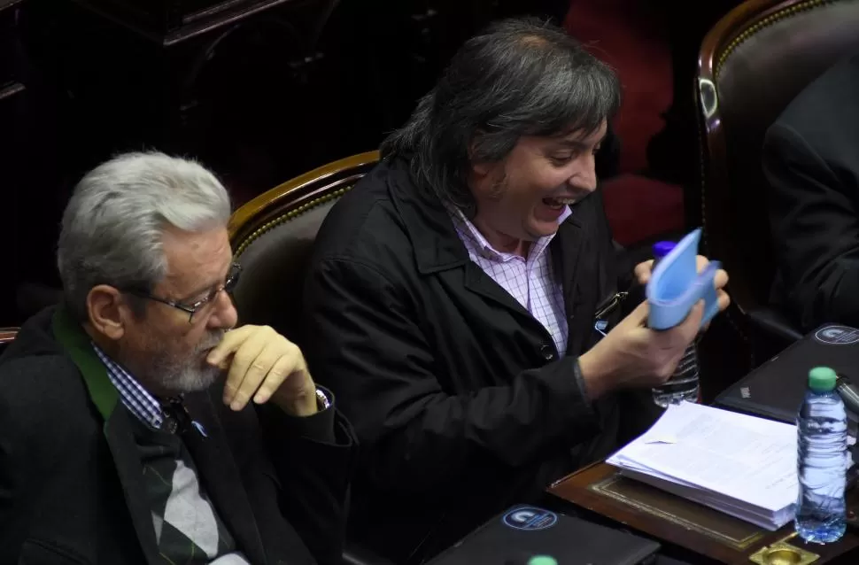 DIFERENCIAS. Máximo Kirchner sonrie y Carlos Kunkel se muestra preocupado durante el largo debate en Diputados. Dyn