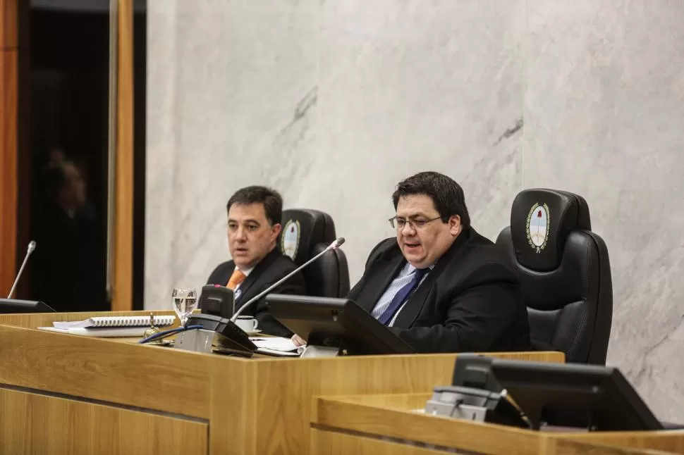 UCR. García condujo tramos del debate (lo acompaña el secretario Pérez). fotos prensa legislatura