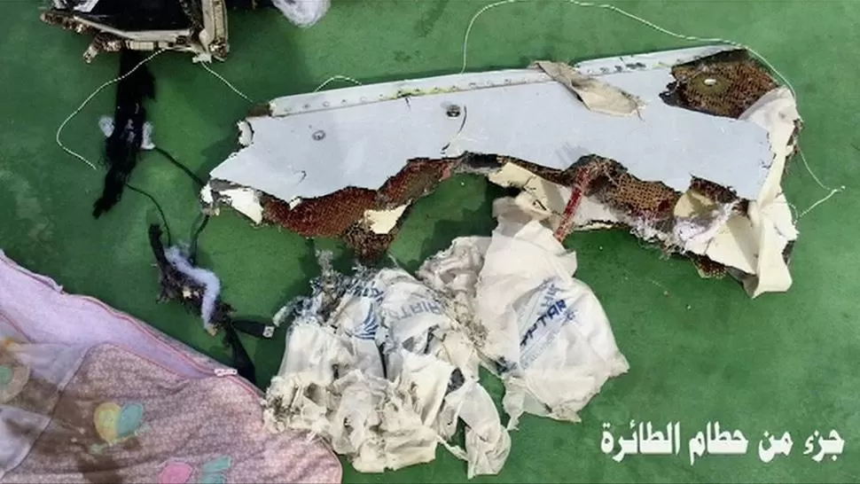 RESTOS EN EL AGUA. En total 66 personas viajaban a bordo del avión de Egyptair que se estrelló. FOTOS DE REUTERS