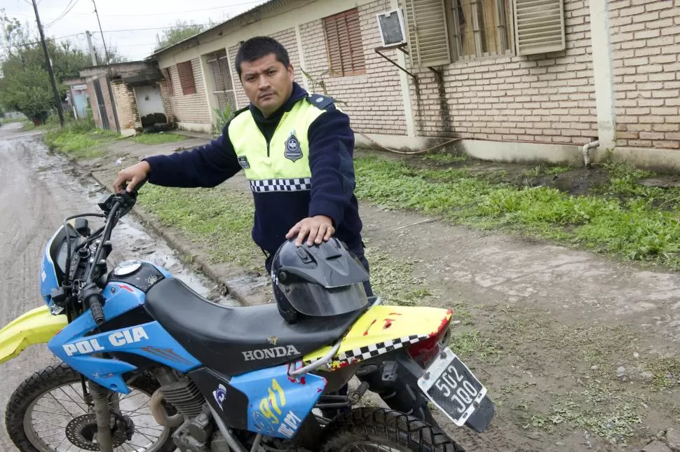 FIEL COMPAÑERA. Carlos Roberto Paz, a bordo de su moto en Alderetes. la gaceta / foto de jorge olmos sgrosso 