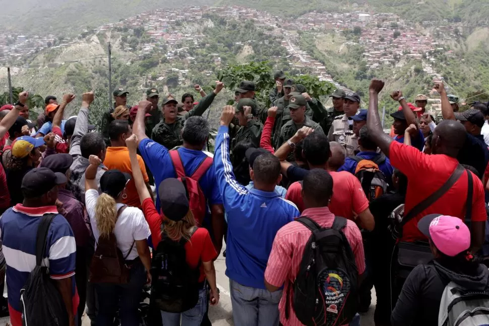 POR MADURO. Oficiales del Ejército no sólo instruyeron militarmente a la gente del barrio de San Pedro (Caracas), sino que también lanzaron arengas. reuters 