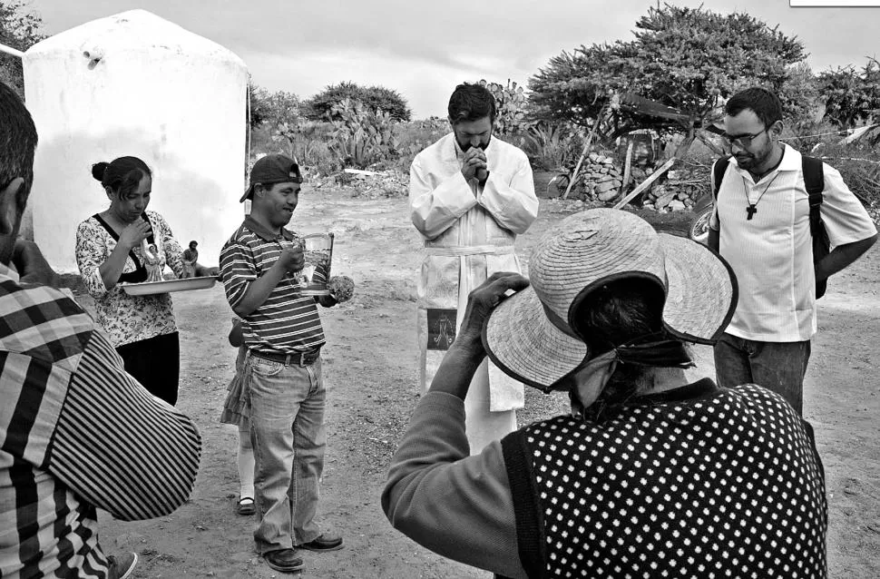 EN MÉXICO. El padre Juan Carlos Zesati (centro) bendice una cisterna de agua de lluvia, de reciente construcción en el estado de Guanajuato. nyt