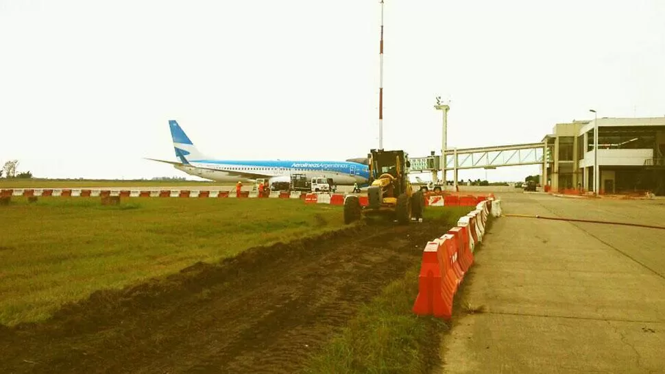 DIA 1. Las máquinas comenzaron a marcar las futuras ampliaciones de la pista del aeropuerto tucumano. FOTO GENTILEZA PRENSA DE MINISTERIO DE TRANSPORTE