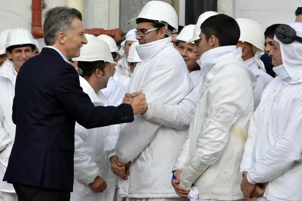 AFECTUOSO. El presidente Macri se mostró satisfecho al saludar a los trabajadores de la avícola Cresta Roja, que reanudó sus actividades laborales. dyn
