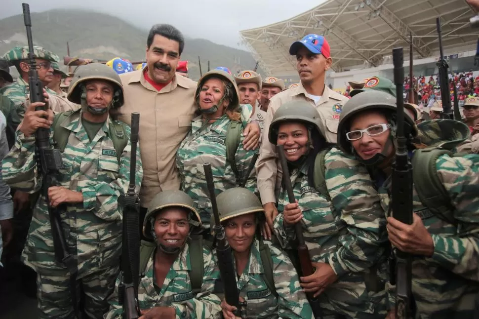 FIN DE SEMANA. Maduro, quien supervisó las maniobras, aparece rodeado por mujeres civiles armadas, que integran la Milicia Bolivariana. reuters