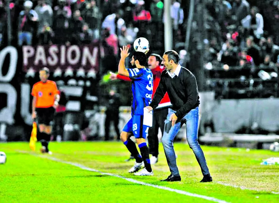 LAS ÚLTIMAS INDICACIONES DE LA TEMPORADA. Azconzábal le grita al equipo durante el segundo tiempo del partido de ayer. la gaceta / foto de franco vera (enviado especial)