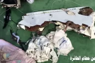 Los restos humanos hallados apuntan a una explosión en el vuelo de Egyptair