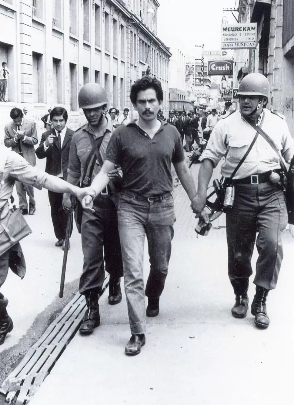 FOTO HISTÓRICA. Héctor Marteau es detenido en Muñecas al 200 en 1971. la gaceta / foto de archivo