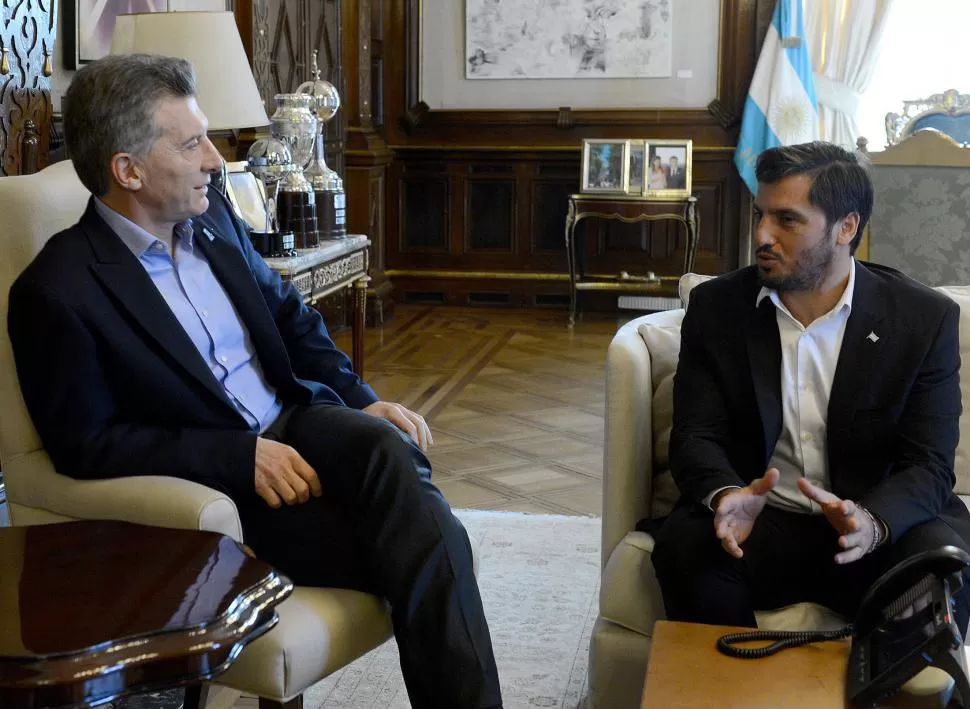 PROYECTANDO. Macri y Pichot durante la reunión en Casa Rosada. Ambos quieren un plan a 10 años para tener el Mundial. Dyn