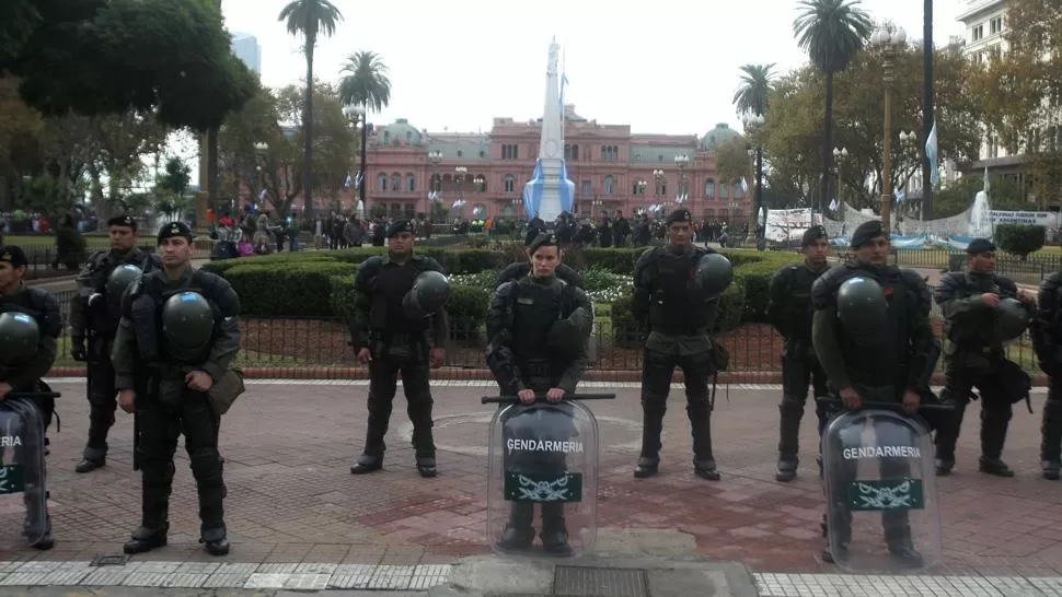 PLAZA DE MAYO. La Policía custodia el paseo por lo actos del 25 de Mayo. DYN