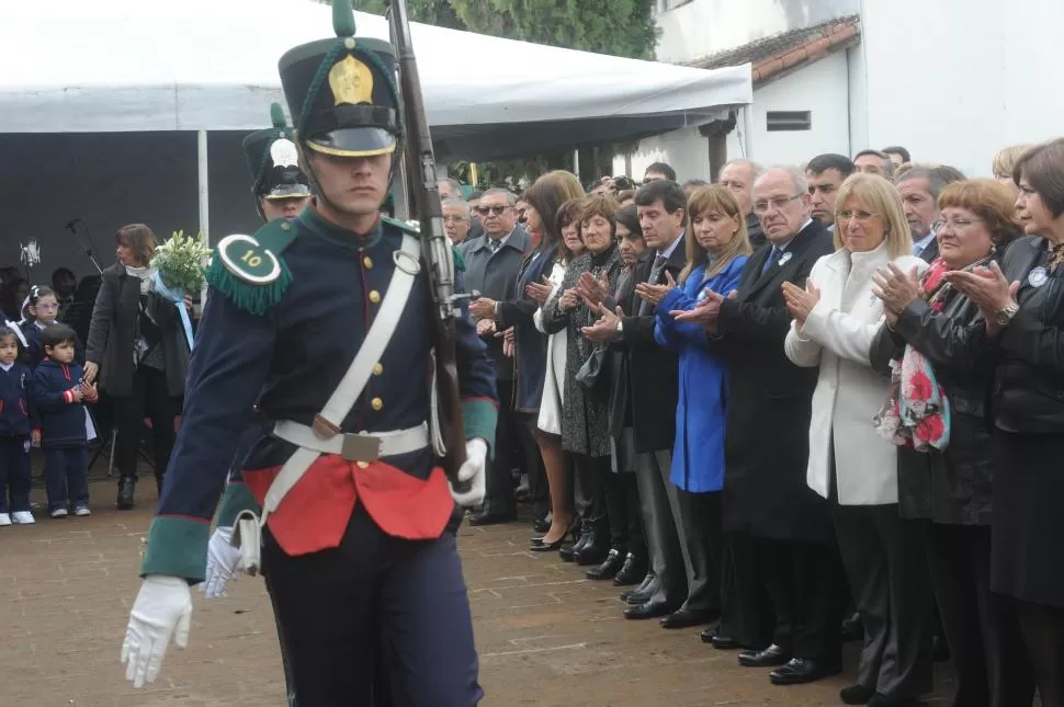 PROTOCOLO. Los rectores y otras autoridades de la UNT saludan a la guardia de Honor de la Casa Histórica.  la gaceta / foto de antonio ferroni 