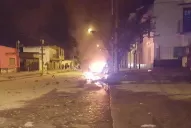 Un auto se incendió y explotó el tanque de GNC, cerca del Parque 9 de Julio