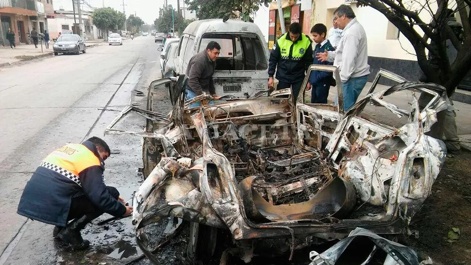FUERTE EXPLOSIÓN. El estallido del cilindro destuyó el auto que se estaba incendiando. LA GACETA / FOTO DE FLORENCIA ZURITA VÍA MÓVIL