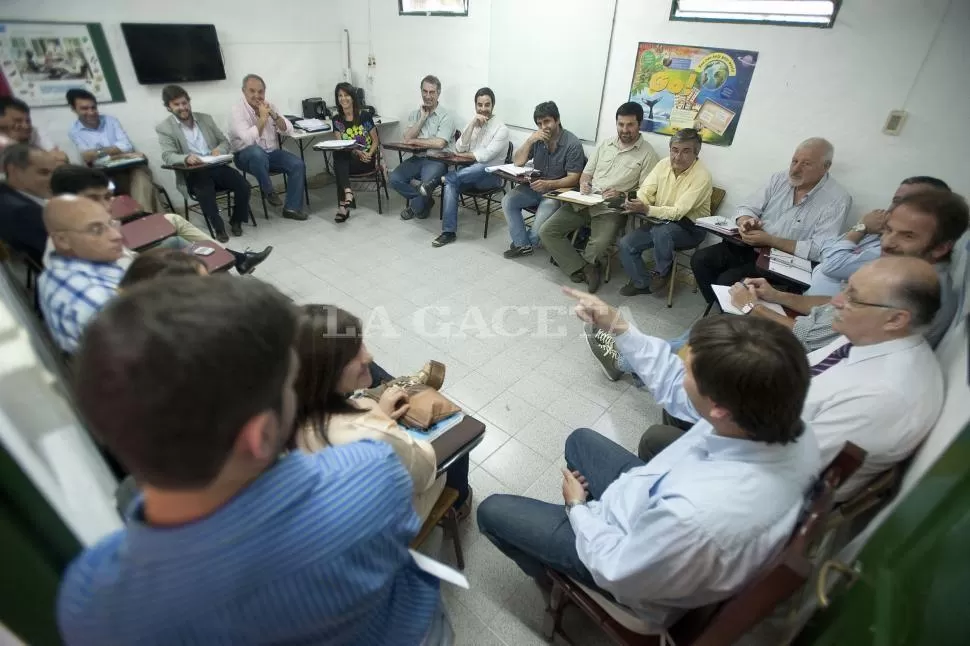 EL PRIMER EQUIPO. En octubre del año pasado, Campero (de frente, al final de la imagen) conducía una de sus primeras reuniones del gabinete inicial. ARCHIVO LA GACETA