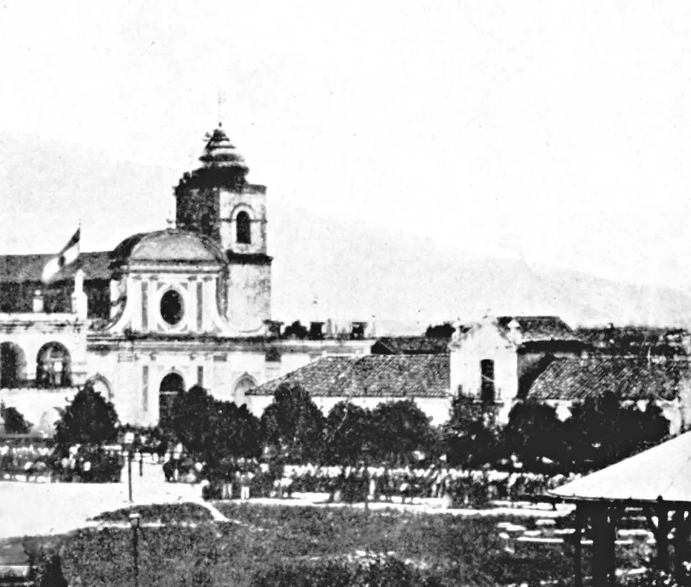 EL TEMPLO DE SAN FRANCISCO. Hacia 1870, se divisa en esta foto la iglesia franciscana, donde se rezó la misa de acción de gracias del 25 de mayo de 1816. 