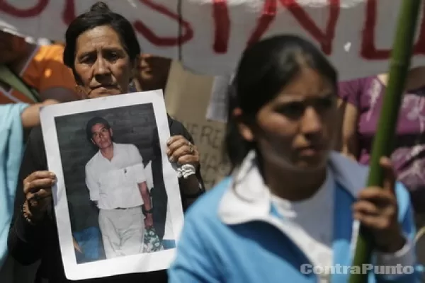 Miembros de la comunidad de Los Chuschagasta protestan frente al Palacio de Justicia