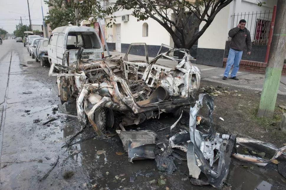 TOTALMENTE DESTRUIDO. El vehículo quedo desintegrado luego de haber explotado en plena calle. LA GACETA / FOTO DE FLORENCIA ZURITA