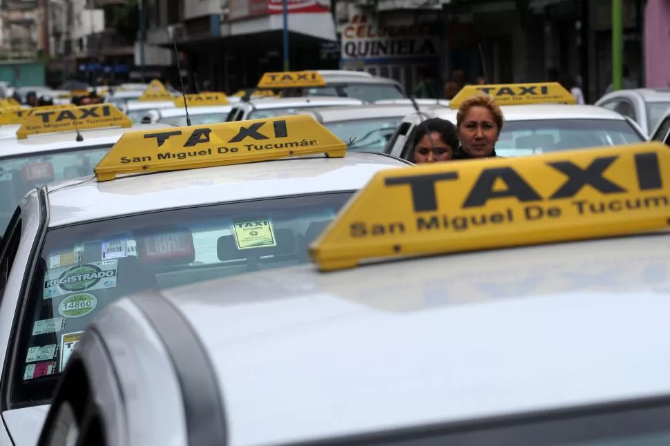 MÁS CONTROL. El Sutrappa controla los taxis, pero las autoridades instruyeron también a Tránsito y a Transporte para que los apoyen la tarea. la gaceta / foto de inés quinteros orio