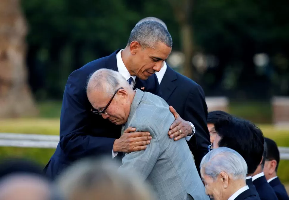 EMOCIÓN. Obama se abraza con Shigeaki Mori (79), un sobreviviente, quien no pudo contener las lágrimas. reuters