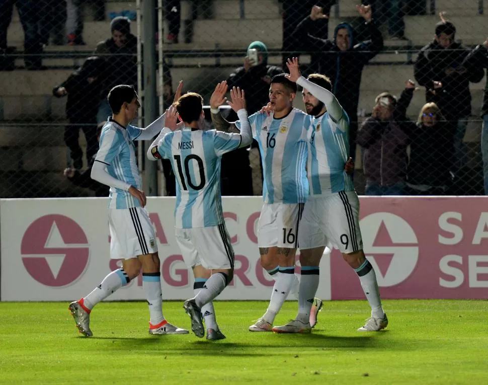 MOMENTO FELIZ. Messi, Di María, Rojo e Higuaín chocan manos, tras el gol de “Pipita”. Y la imagen inferior asusta al 10. telam