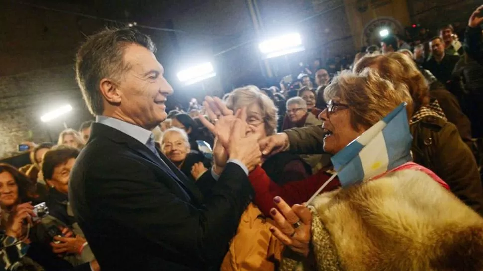 Mauricio Macri con jubilados. FOTO TOMADA DE LA MAÑANA DE NEUQUÉN.