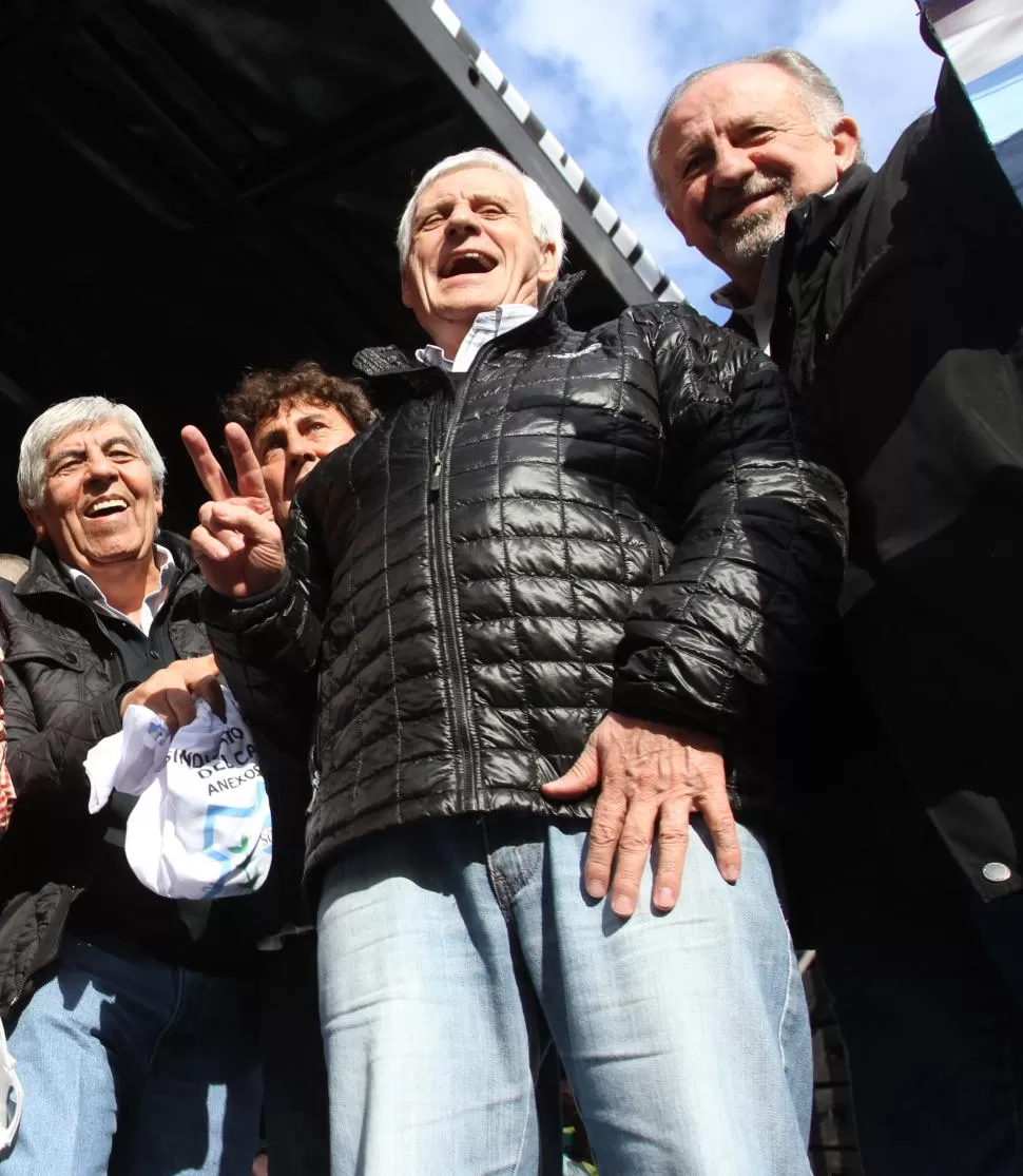 HACIA LA UNIDAD. Hugo Moyano, Antonio Caló y Héctor Daer durante la movilización del 29 de abril.  dyn