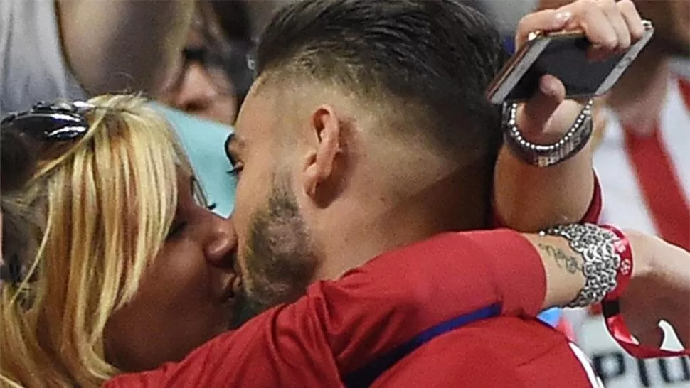 ¿Quién es la novia de Carrasco que se hizo famosa por el beso en la Final de la Champions?