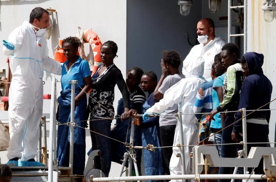 SALVADOS. Migrantes africanos, rescatados en el Mediterráneo, desembarcan, en agosto de 2015, en Cantabria. reuters