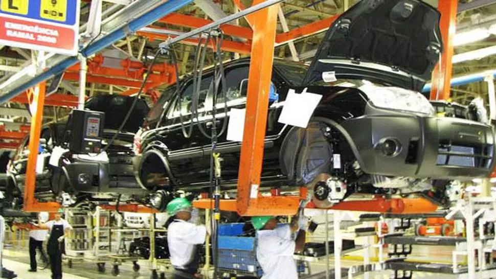 PARA ATRÁS. La producción automotriz cerró el primer cuatrimestre con una merma del 12,5%. ARCHIVO LA GACETA