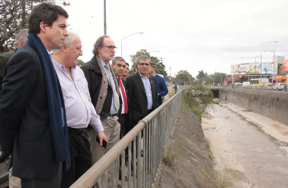 EN CANAL SUR. Alfaro y Cano mostraron a funcionarios nacionales el mal estado del colector sobre Camino del Perú. prensa plan belgrano