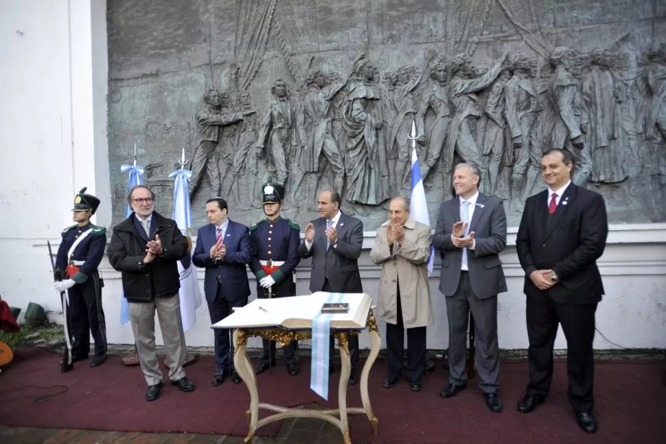 FIRMA DEL LIBRO. El gobernador junto con miembros de la DAIA, el presidente de la Corte Suprema y el secretario de Obras Públicas de la Nación.  la gaceta / foto de Inés Quinteros Orio