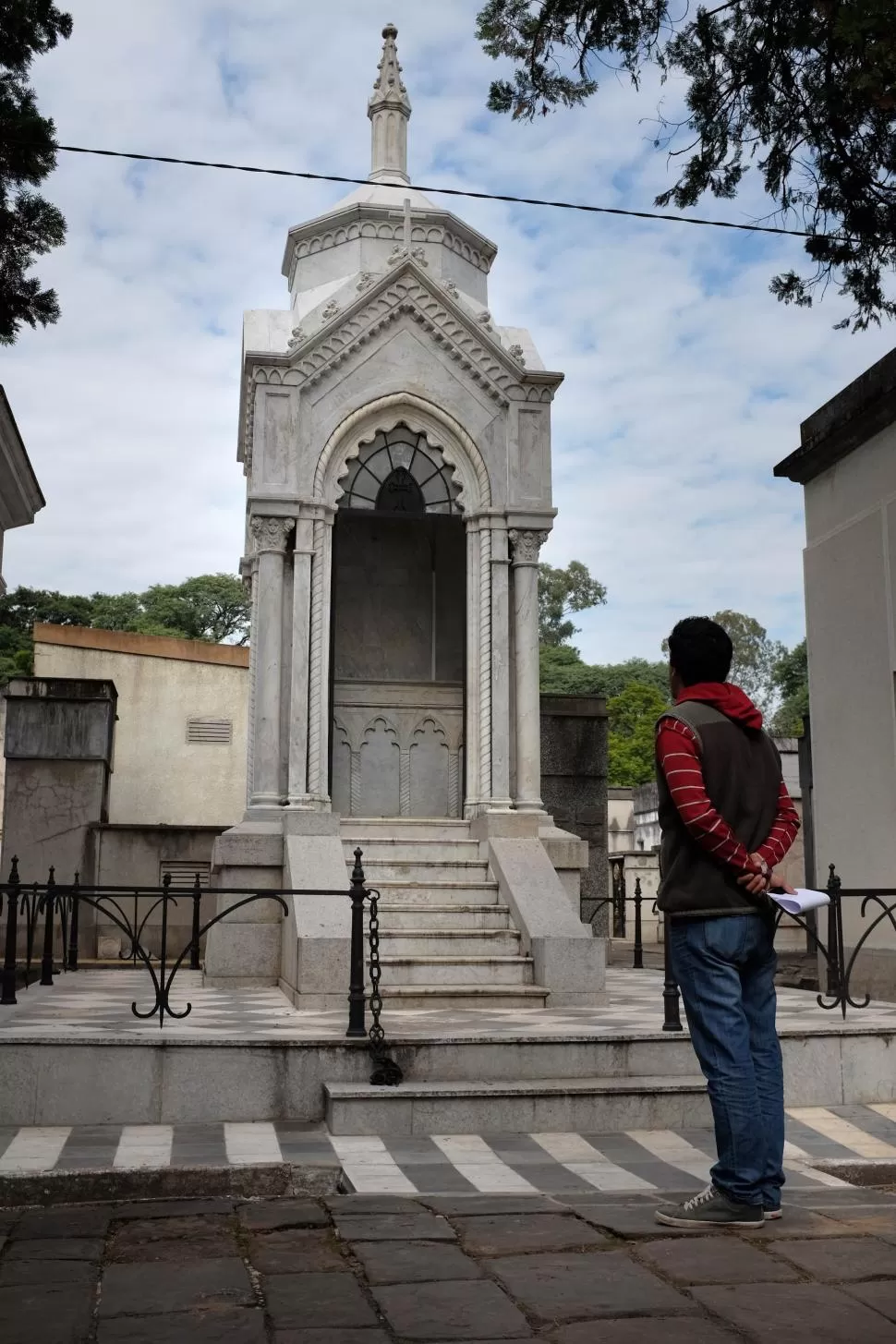 -DE MÁRMOL. En el Cementerio del Oeste, el mausoleo espera por los restos de Bernardo de Monteagudo. LA GACETA / FOTO DE JUAN PABLO SÁNCHEZ NOLI.