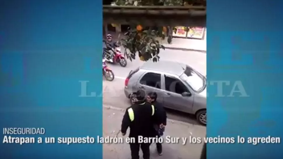 EN BARRIO SUR. El presunto ladrón, custodiado por un policía. CAPTURA DE VIDEO