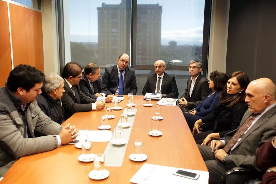 LABOR CONJUNTA. Caponio (corbata azul) y Pucharras (corbata gris) coordinan la reunión intercomisiones. prensa legislatura